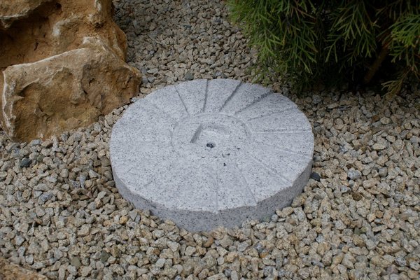 Mühlstein Brunnen aus Granit